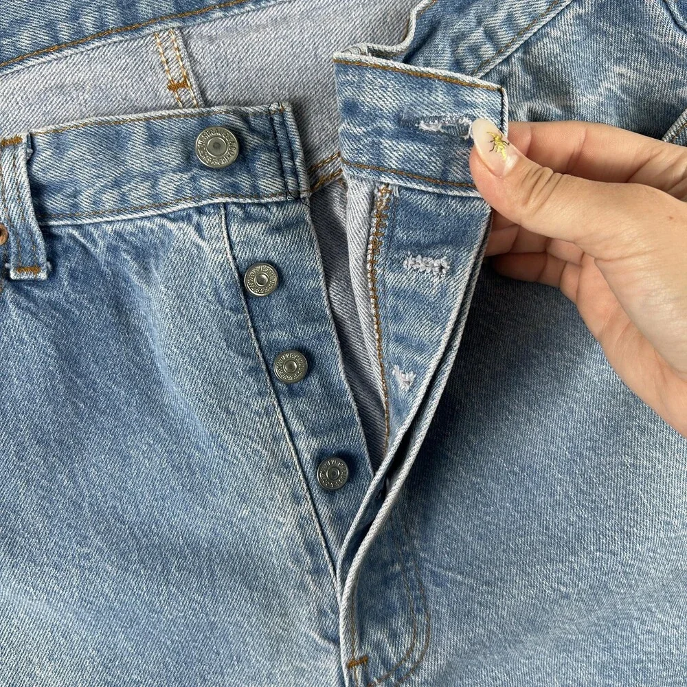 Vintage Levis 501 Jeans Mens 33x30 Light Wash Denim Straight Button Fly USA 90s